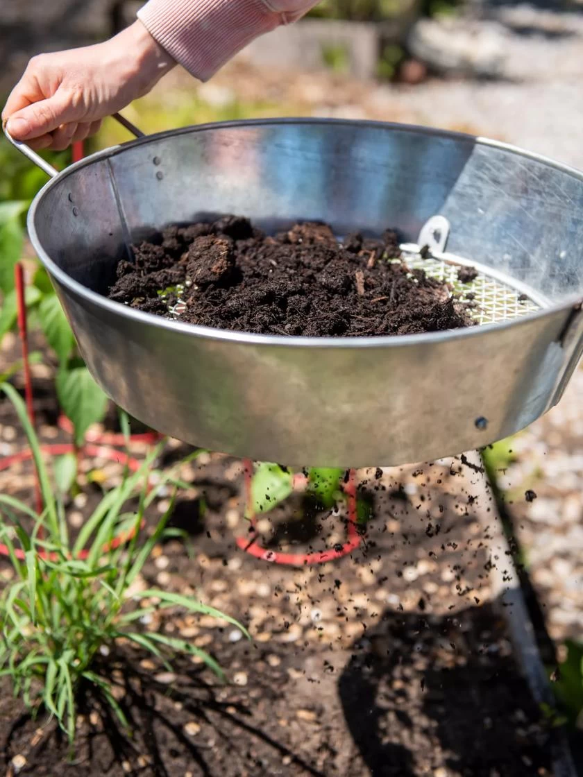 Gardener's Compost Soil Sifter 6 Gardener's Compost Soil Sifter - Image 4